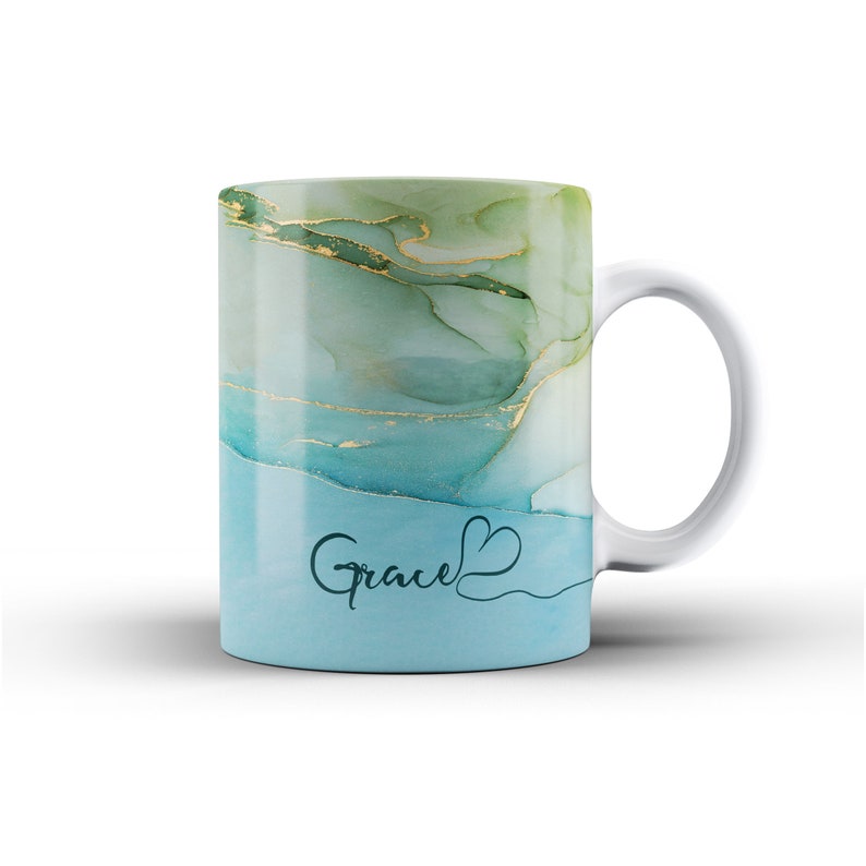 Tasse personnalisée en céramique avec nom fluide en marbre aquarelle avec coeur 12. Green to Blue