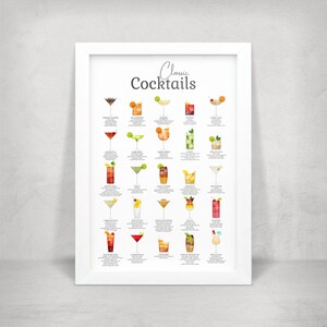 Peut inclure: Une affiche encadrée blanche avec le titre "Classic Cocktails" imprimé en noir. L'affiche présente des illustrations de 30 cocktails différents avec leurs noms et ingrédients listés sous chaque image.