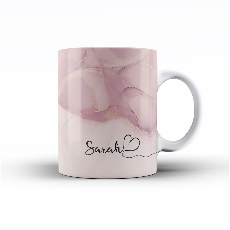 Tasse personnalisée en céramique avec nom fluide en marbre aquarelle avec coeur 3. Pastel Pink
