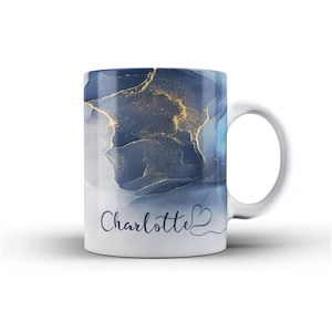 Tasse personnalisée en céramique avec nom fluide en marbre aquarelle avec coeur 11. Blue Grey