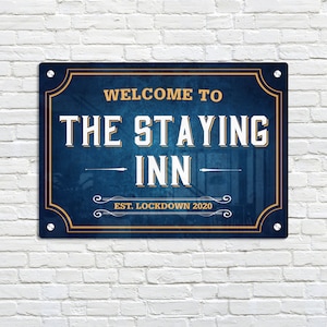 Letrero de bienvenida personalizado para bar con fondo azul vintage. Arte mural de metal brillante. Regalo para pubs y bares