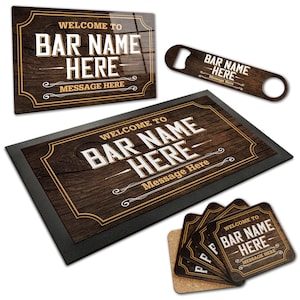 Puede incluir: Un conjunto de accesorios de bar con un diseño de veta de madera. El conjunto incluye una alfombra de bienvenida, un abridor de botellas, un juego de posavasos y un letrero que dice "Bienvenido a [Nombre del bar] Aquí - Mensaje aquí".