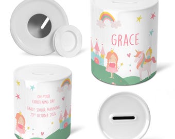 Peut inclure: Tirelire en céramique blanche avec un motif de licorne, d'arc-en-ciel et de princesse. La tirelire a une fente sur le dessus pour les pièces de monnaie et un couvercle amovible. Le texte sur la tirelire est "On your christening day Grace Sophia Manning 20th October 2024".