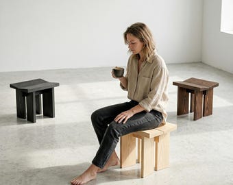 Taburete Dalen - Taburete de madera maciza, banco minimalista estilo Japandi, taburete moderno para recibidor.