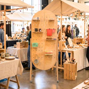 Przenośny stojak z płyty perforowanej z drewna na jarmarki rzemieślnicze, składany stojak wystawowy na targi, ekspozycja w sklepie detalicznym