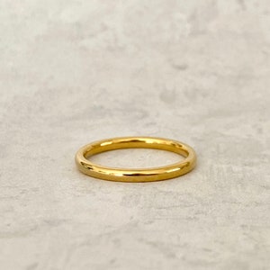 Schlichtes Goldband, Minimalistisches Goldband, stapelbarer Goldbandring, Edelstahl-Goldring, einfacher Ehering