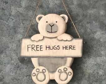 Hanging Bear - Free Hugs ǀ Hanging Sign ǀ Homeware ǀ Gift