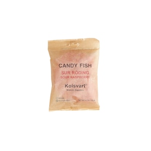 Puede incluir: Un paquete de caramelos Candy Fish de frambuesa ácida. El envase de papel marrón claro muestra el texto "CANDY FISH", "SUR RÖDING" y "SOUR RASPBERRY". La marca "Koisvart" y el texto "Malmö, Suecia" también son visibles. El peso neto es de 120 g.