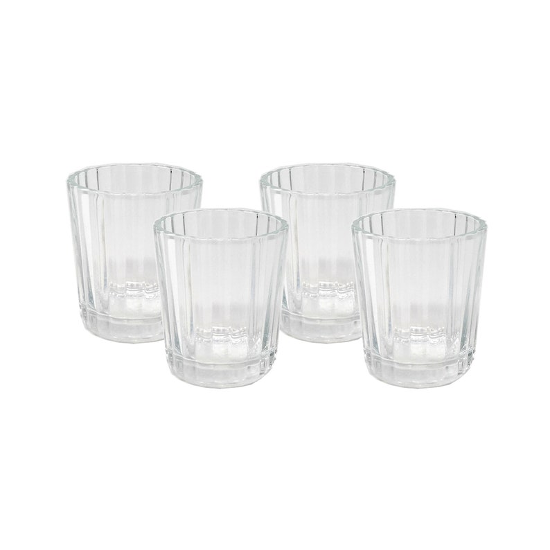 Puede incluir: Juego de cuatro vasos transparentes de vidrio con dise&ntilde;o acanalado.