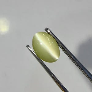 Chrysoberyl Cat&#39;s Eye 2.02 Carats Oval Gemstone ,Natural Chrysoberyl Cat&#39;s Eye 8.1 X 5.5 MM Size Oval , Top Quality Chrysoberyl Cat Eye Oval