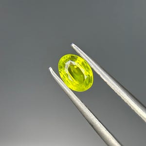 Natural Chrysoberyl , Neon Green Chrysoberyl , Chrysoberyl Oval 0.99 Carats , High Quality Chrysoberyl , Chrysoberyl 6.7x4.9 MM Size