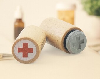 Stempel Medizin Kreuz – Ministempel Ø 1,5 cm aus Holz | Arzt & Apotheke Symbol