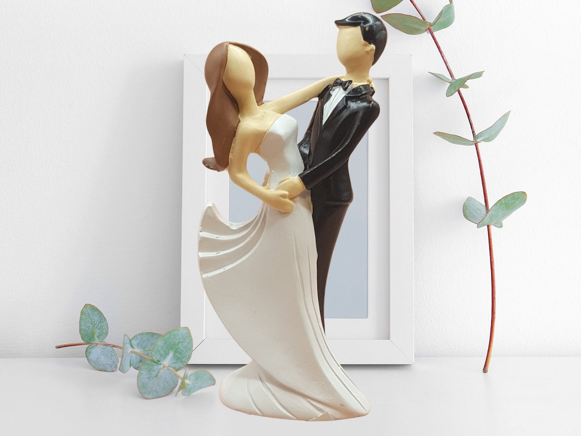 34 Cake Topper Ideen für deine Hochzeit - von personalisiert bis lustig Figur zur Hochzeit Brautpaar weiß schwarz Tortenfigur Deko Bild 1