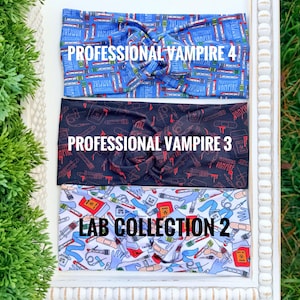 Op de afbeelding: Drie stoffen haarbanden met een gedraaid knoopontwerp. De bovenste haarband is blauw met medische thema-afbeeldingen en de tekst "PROFESSIONAL VAMPIRE 4". De middelste haarband is zwart met rode medische afbeeldingen en de tekst "PROFESSIONAL VAMPIRE 3". De onderste haarband is lichtblauw met medische afbeeldingen en de tekst "LAB COLLECTION 2".