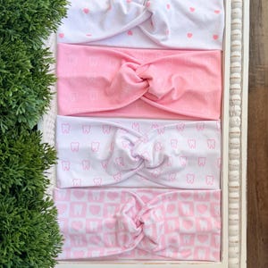 Könnte beinhalten: Ein Set aus drei Keramikbechern mit gesprenkelter, matter Oberfläche. Die Becher sind in Blau-, Grün- und Weißtönen gehalten. Jeder Becher hat einen abgerundeten Henkel und ein schlichtes, modernes Design. Geeignet für Kaffee, Tee oder andere Getränke.