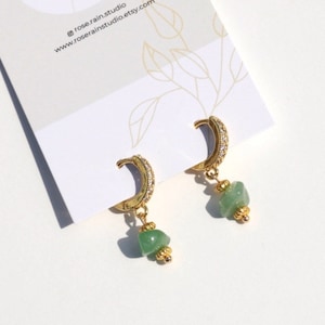 Orecchini a cerchio Huggie placcati in oro 18k con pietra pendente in avventurina verde / Orecchini Huggie con pietra verde / Orecchini con pietre preziose / Delicati cerchi in oro