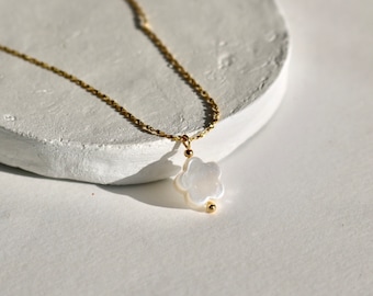 Gold necklace with flower shell pendant | flower pendant necklace | 18k Gold Plated | White flower necklace | Small flower necklace