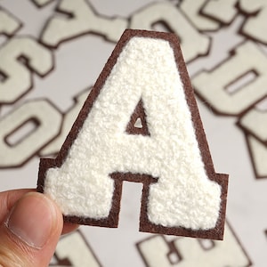 Letras de chenilla blanca, parche termoadhesivo con letras universitarias, color de fondo café, monograma de bricolaje de 2,75" 2310261