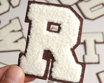 Parche termoadhesivo con letras de chenilla blancas de 7 cm, fondo café, letras universitarias, monograma DIY
