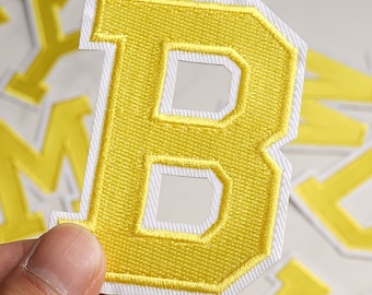 新しい黄色の文字の刺繍アイロン接着パッチ、DIY衣類の名前、衣類、ジャケット、帽子のアクセサリーの文字の赤いアルファベット3.14インチ2310252