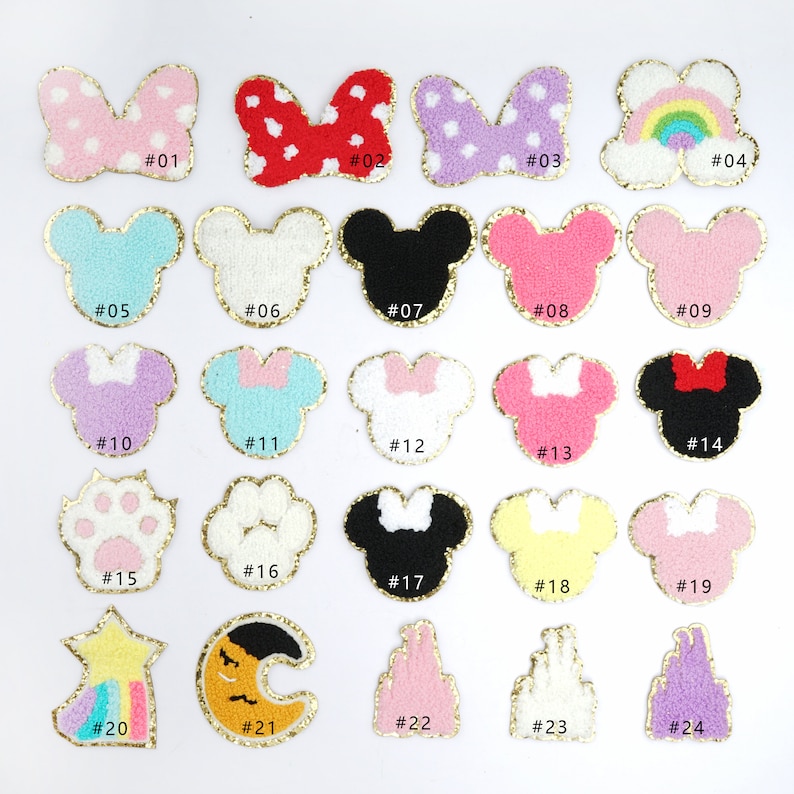 Peut inclure: Vingt-quatre patchs en feutre color&eacute;s avec une bordure dor&eacute;e scintillante. Les patchs pr&eacute;sentent divers motifs, notamment des n&oelig;uds, des empreintes de pattes, des &eacute;toiles, des lunes et des t&ecirc;tes de Mickey.