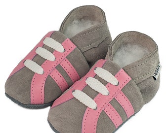 Lappade Lederpuschen Hausschuhe Babyschuhe Baby Puschen Krabbelschuhe Mädchenschuhe Kindergartenschuhe Schläppchen Sport grau rosa Rauleder