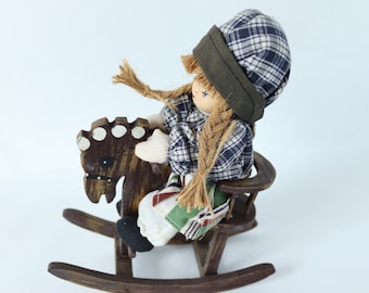 Poupée en chiffon vintage sur son cheval à bascule, poupée fille sur son cheval en bois, belle poupée de collection, décoration chambre