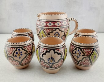 Carafe et verres à eau en céramique marocaine artisanale, service marocain fait main en terre cuite décorée, carafe et verre berbères