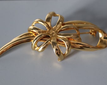 Vintage-Damenbrosche aus goldenem Metall, alte Blatt- und goldene Emaille-Brosche in Form einer Blume, goldene Brosche, Geschenk für Frauen, Brosche