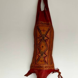 Sac touareg berbère artisanal antique en cuir, outre ancienne vintage, sac en peau de bouc, sac en cuir décoratif, sac avec motif berbère