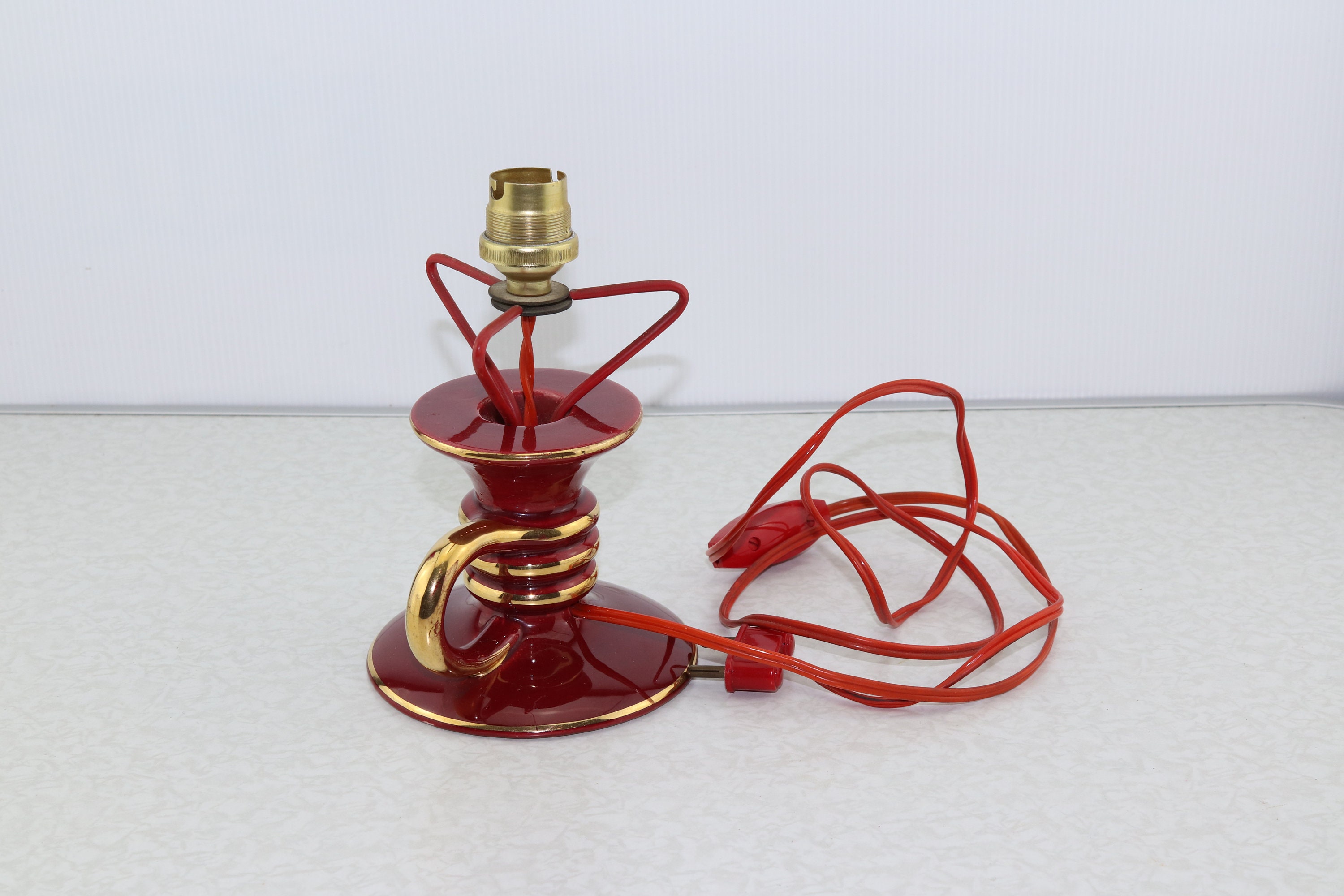 Lampe de Chevet Française en Céramique Rouge et Dorée Vintage Forme Bougeoir