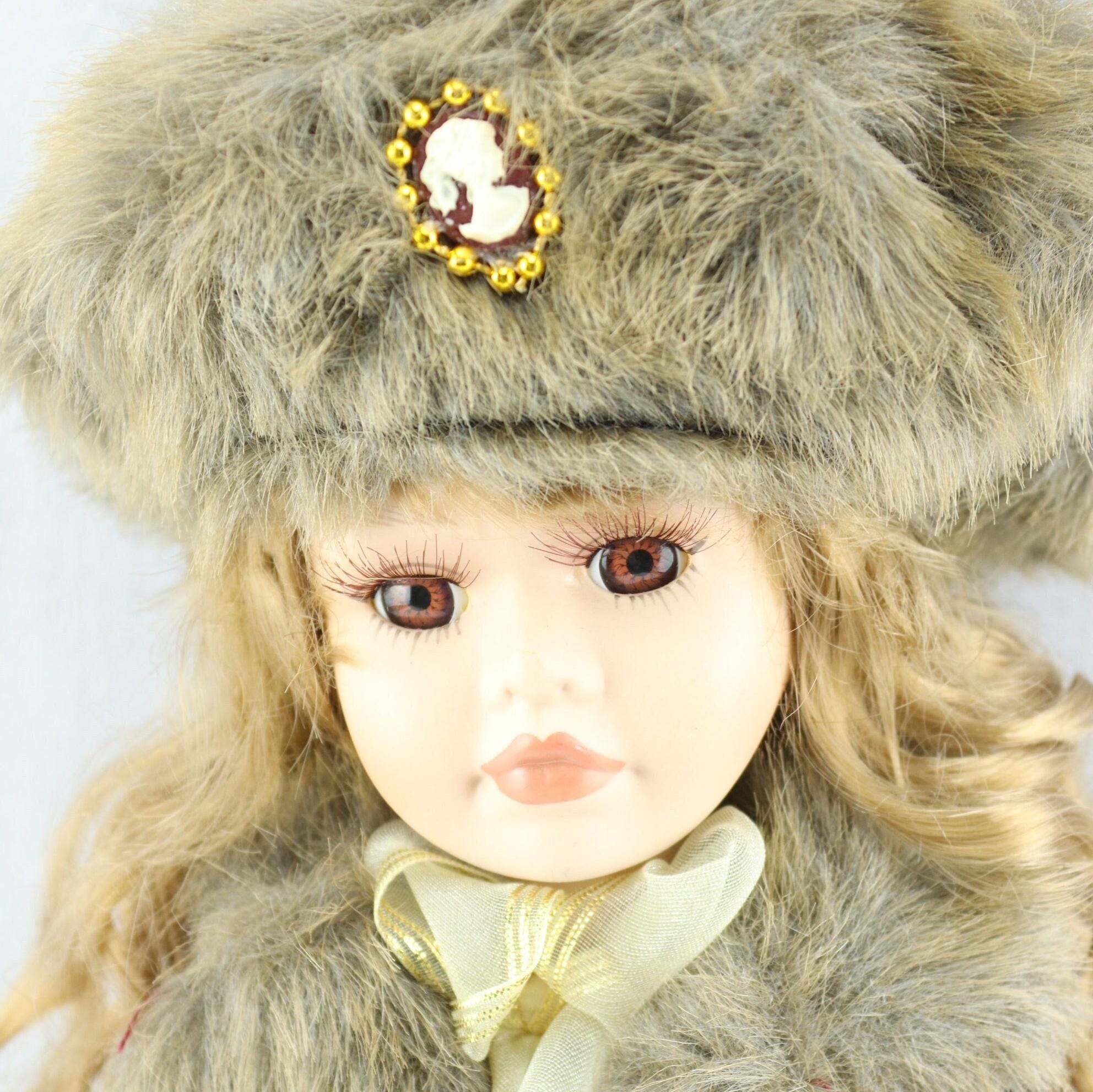 Jolie Poupée En Porcelaine - Tenue Traditionnelle D'hiver Russe - Vintage