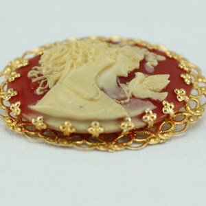Broche Vintage Camée En Résine Sur Monture Dorée - Ancienne - Occasion En Bon état - Style Rétro Romantique