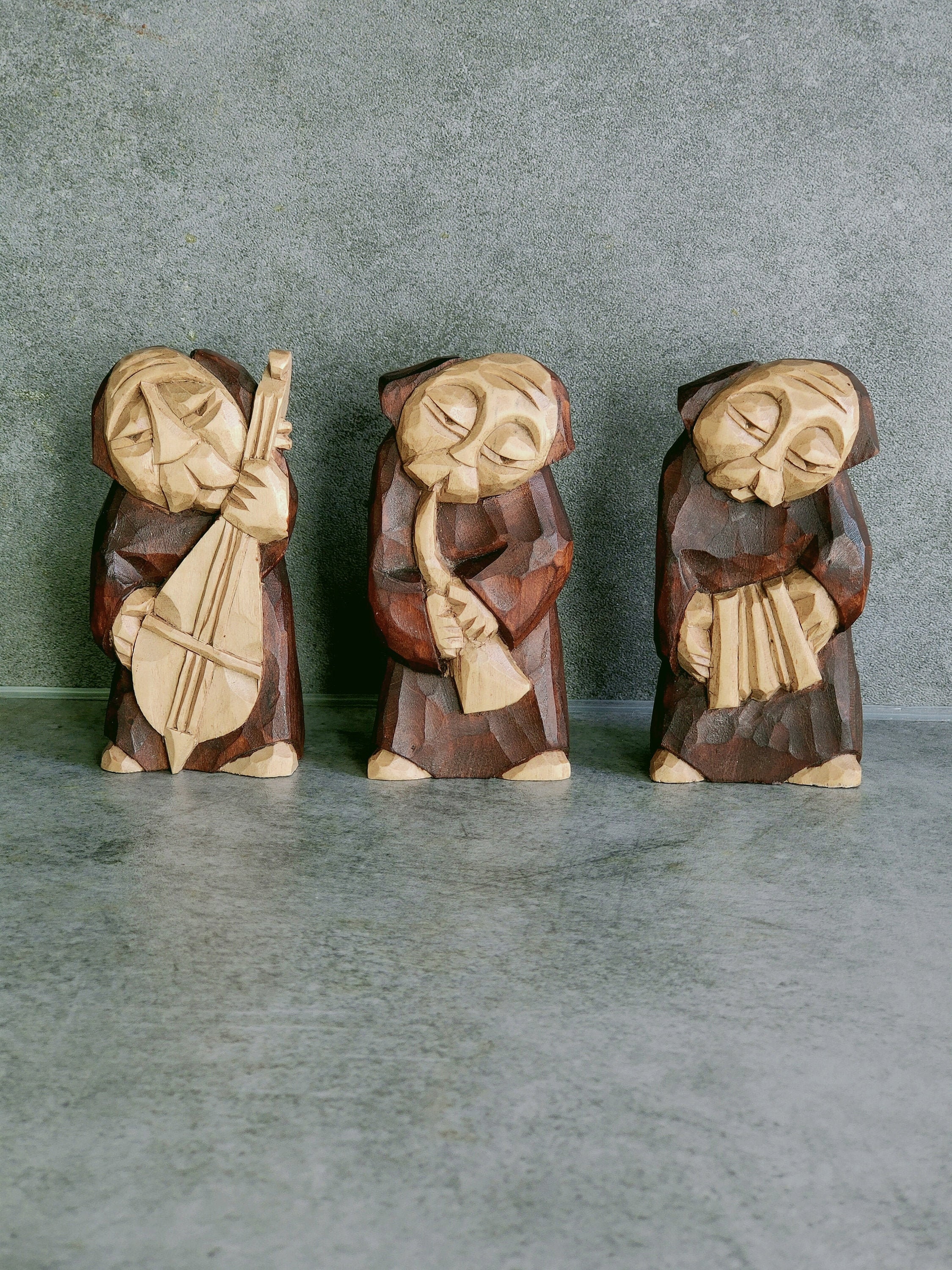 statuettes Bibliques Vintage de Moines Soliste en Bois Fait Main Signées Jerzy Chodorowski