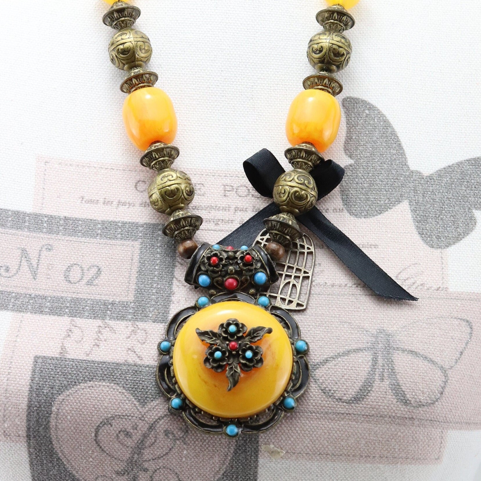 Collier Ethnique Ancien En Perles De Résine Et Métal - Longueur 61-65 Cm, Pendentif Rond