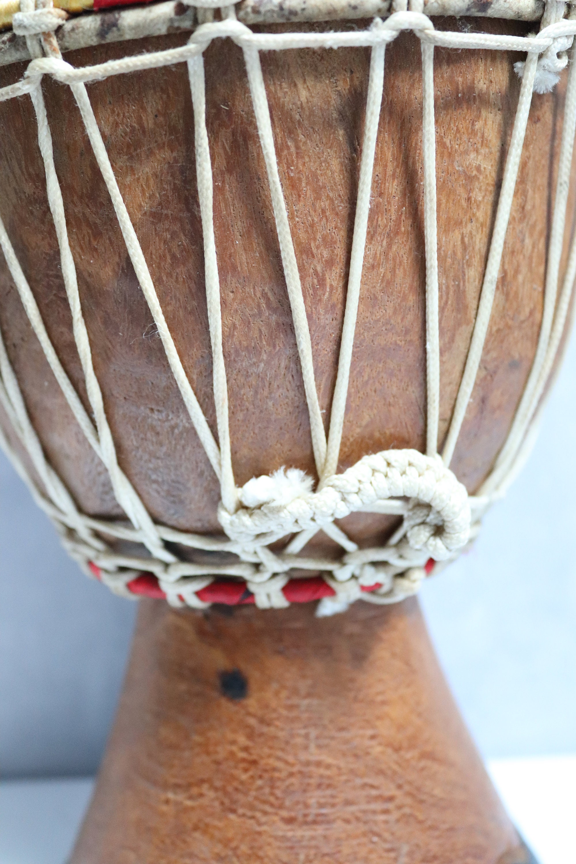 彫刻された木と革で作られた装飾的なアフリカの打楽器、アンティークの