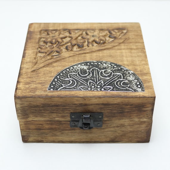 ロシアアンティーク宝石木箱鍵付き 宝箱 彫刻が施された手彫りの木