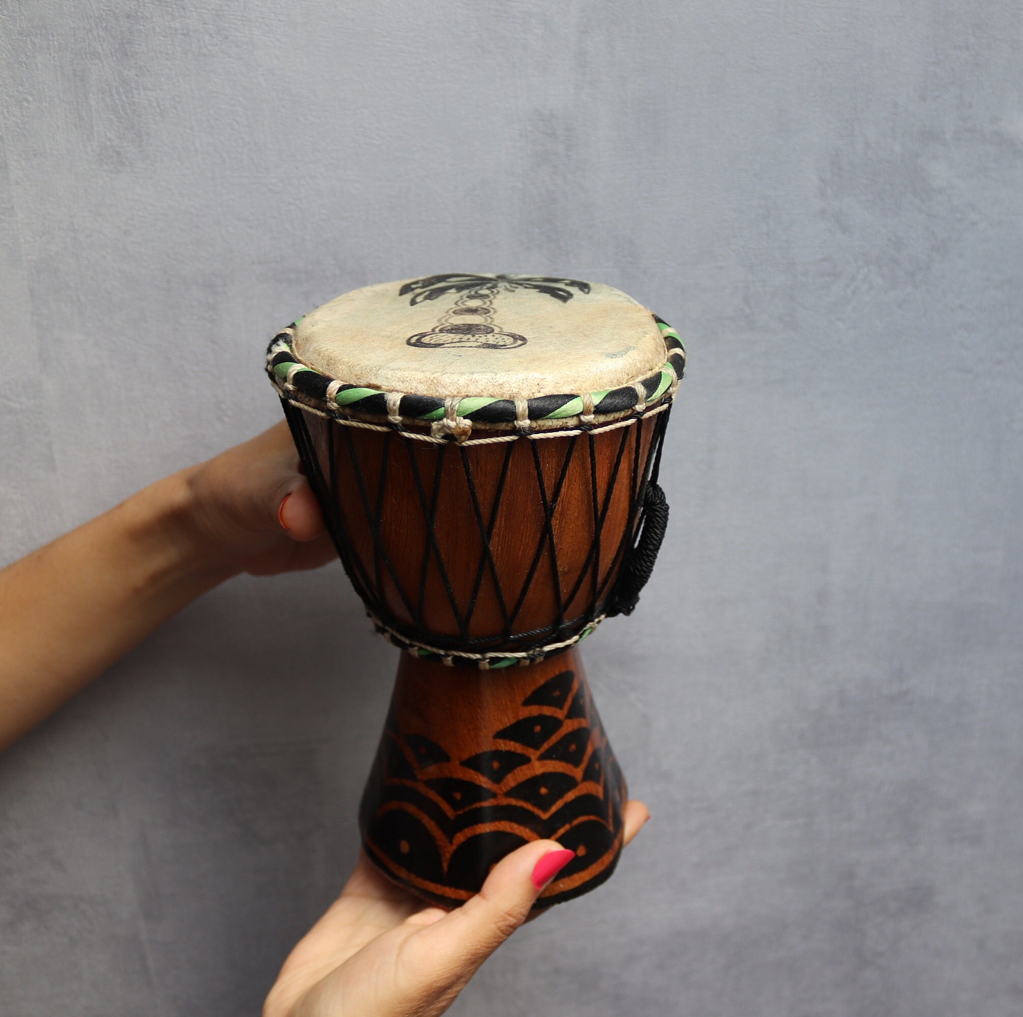 Instrument de musique à percussion africain décoratif en bois sculpté et  cuir original, Djembé décoratif ancien -  France