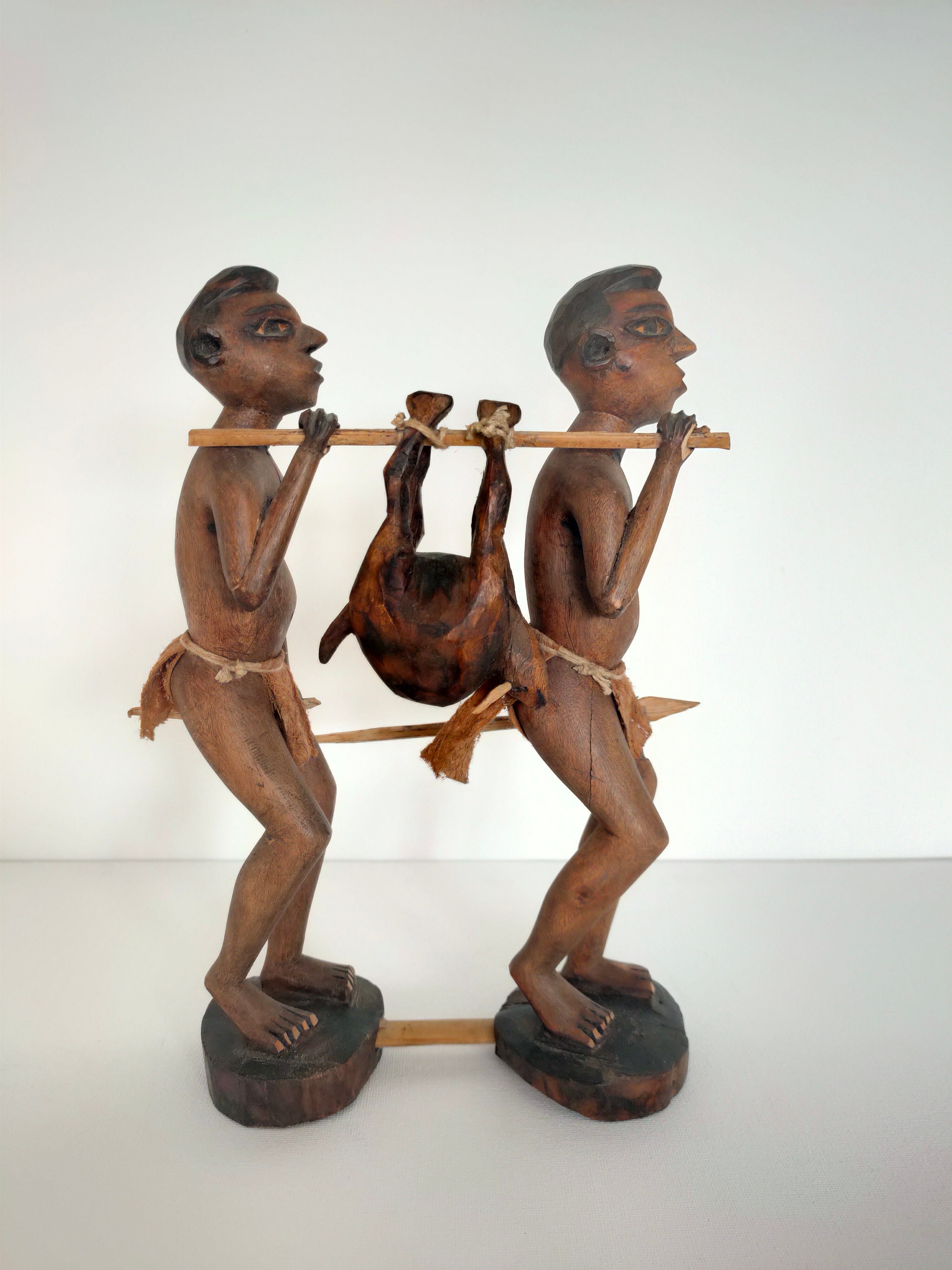 statue Africaine Artisanale Vintage Sculpté sur Du Bois Représentant Deux Hommes Chasseurs Africains