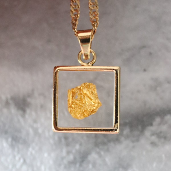 Pendentif en métal doré feuille dorée, pendentif en plaqué or vintage avec une feuille d'or, cadeau pour femme, breloque dorée, bijou femme