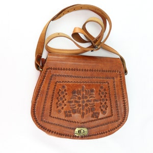 Sac bandoulière en cuir vintage, sacoche artisanale en cuir avec motifs gravés, sac pour femme, sac en cuir, cadeau pour elle, cadeau femme