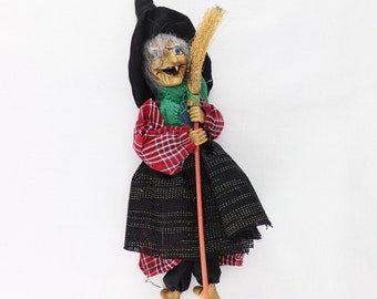 Strega da cucina vintage volante con la sua scopa, bambola decorativa vintage della strega portafortuna da appendere