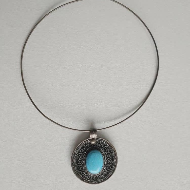Collier cordon daim pendentif rond métal argenté gravé