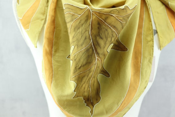 Rare vintage women's scarf in real silk Yolande d… - image 3