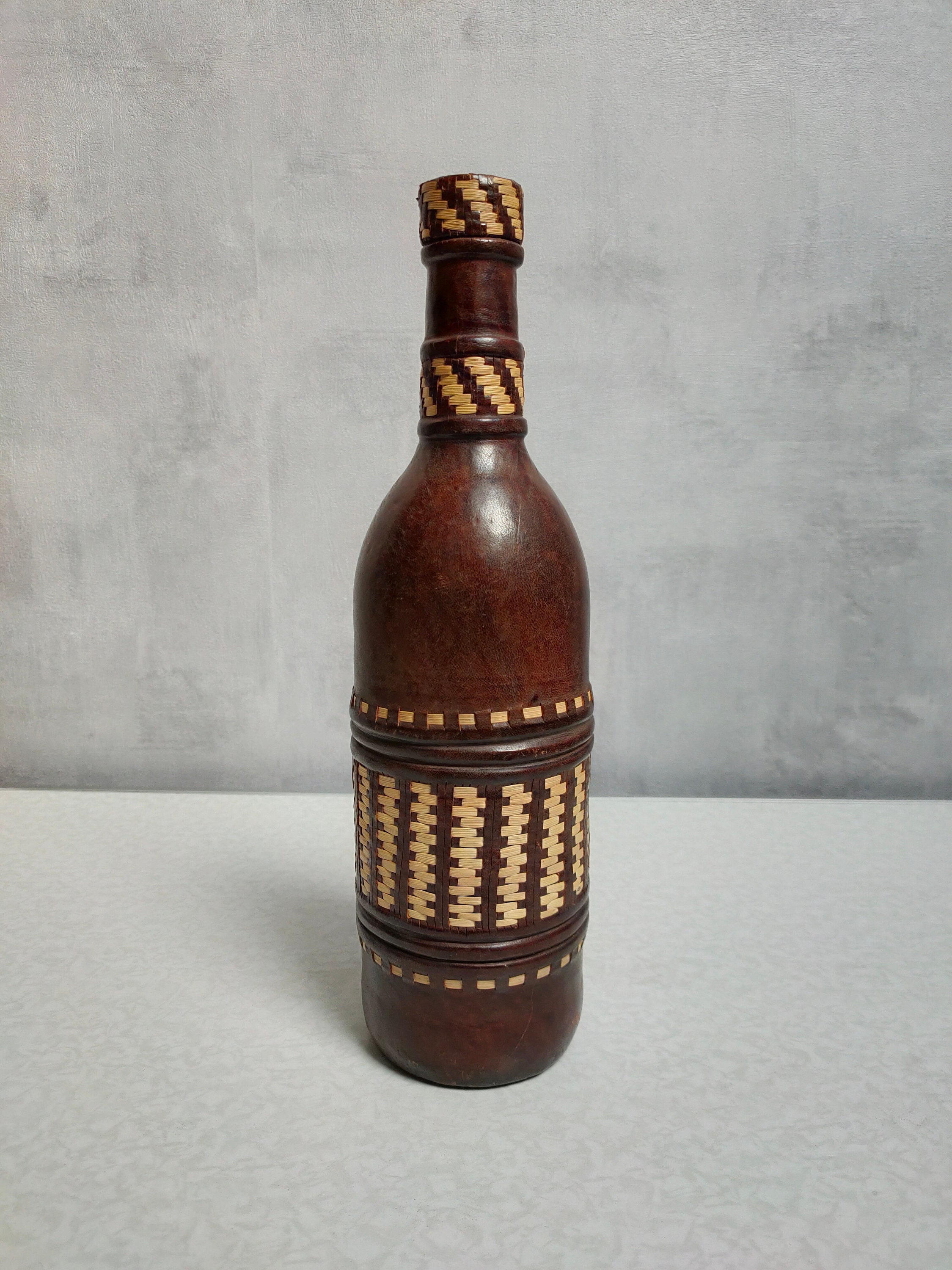 Bouteille Vintage Recouverte de Cuire et Des Motifs en Rotin, Bouteille Cuir Fait Main Du Sénégal