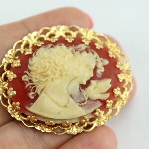 Broche camée vintage en résine dorée avec détails floraux et