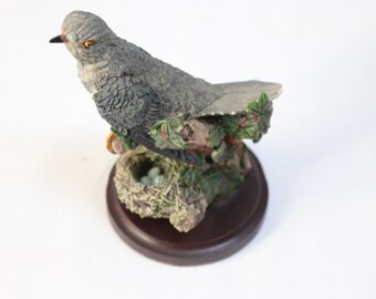 Statuetta The Country Bird Collection "Il Cuculo" in resina dipinta a mano, uccello da collezione The Cuckoo anno 2002, statuina uccello