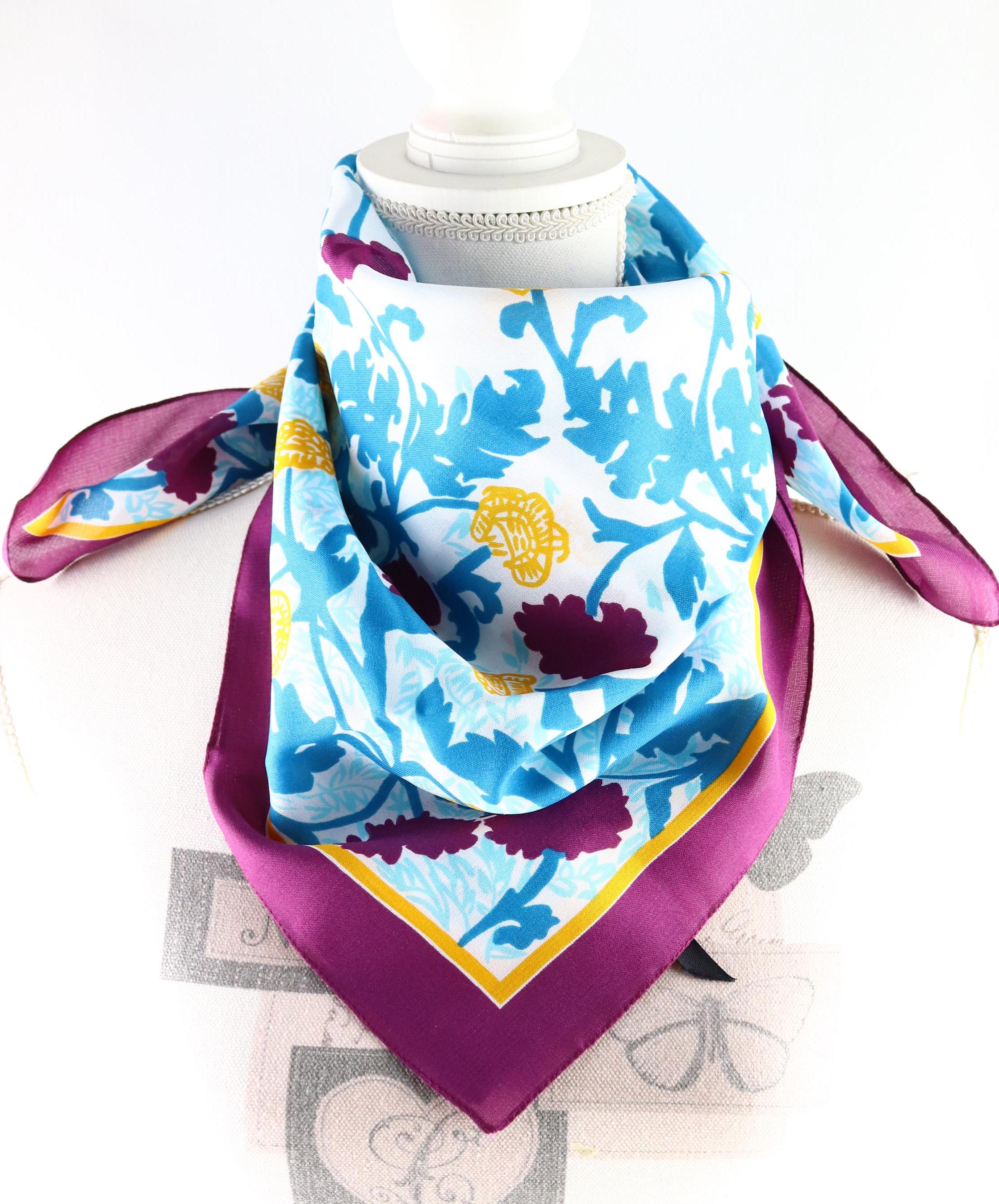 Foulard Carré En Soie Vintage Bouquet De Fleurs - Multicolore, Pour Femme, Occasion Très Bon état, Référence FO692