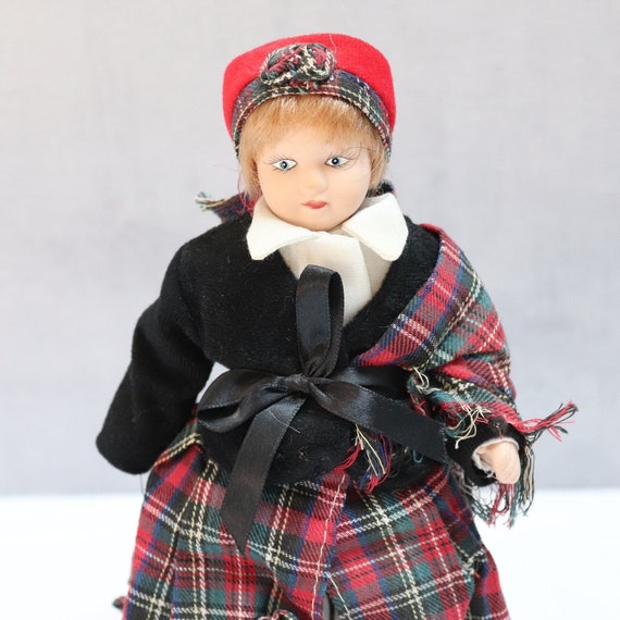 伝統的なスコットランドの磁器人形、手作り、伝統的な服を着た