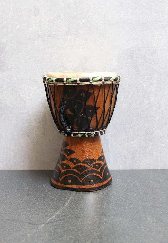 Instrument de musique à percussion africain décoratif en bois sculpté et  cuir original, Djembé décoratif ancien, petit tamtam décoratif -  France